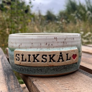 Grøn slikskål. D: 13. H: 6,5 cm – produktbillede