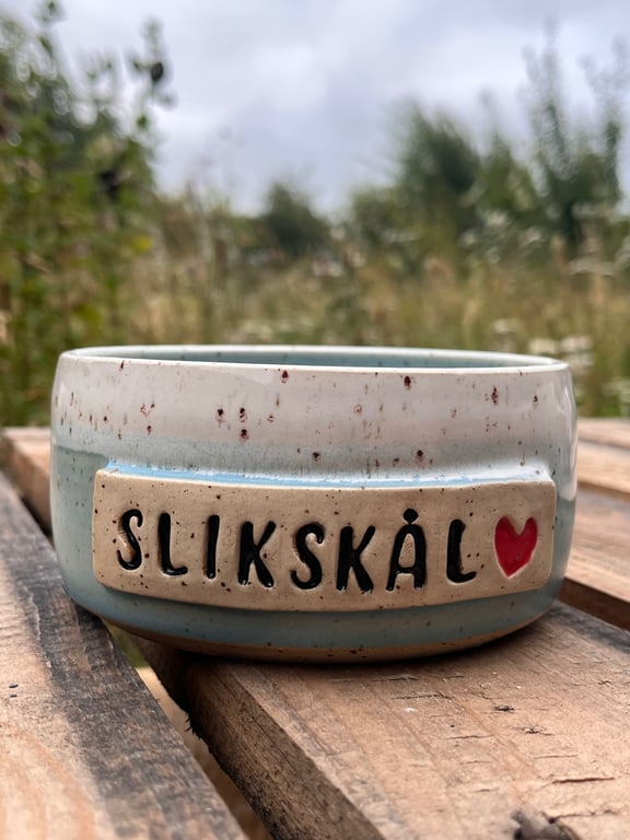Lyseblå slikskål. D: 13. H: 6 cm