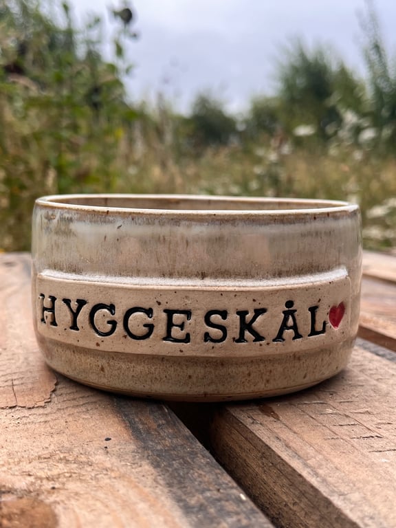 Sandfarvet Hyggeskål. D: 12,5. H: 6.5 cm