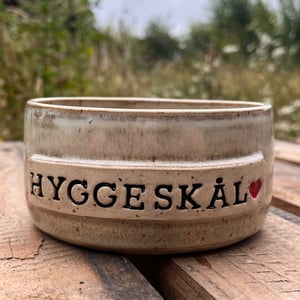 Sandfarvet Hyggeskål. D: 12,5. H: 6.5 cm – produktbillede