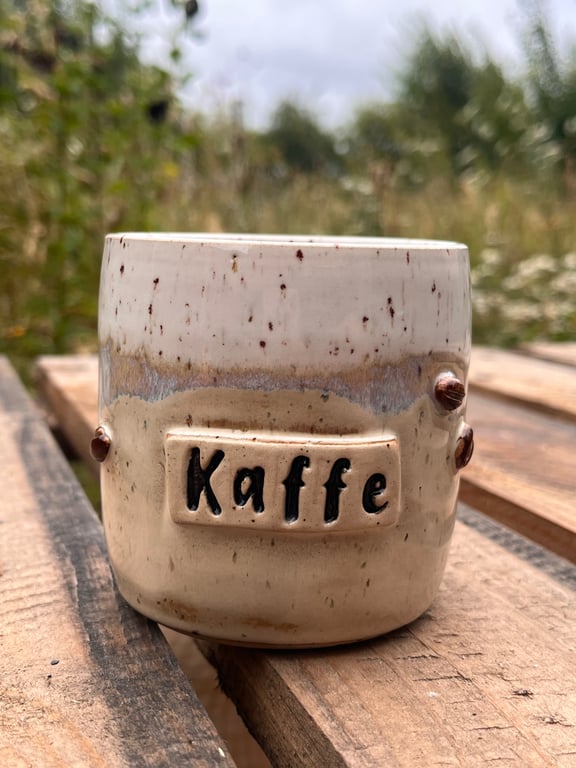 Kaffebønne kop med tekst. 330 ml. H: 8,5 cm