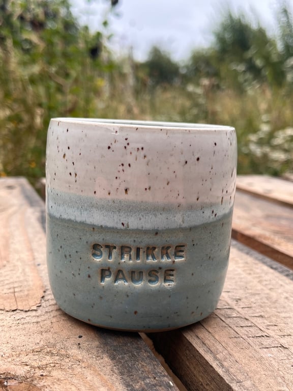 Lyseblå Strikkepause kop. 350 ml. H: 8,5 cm