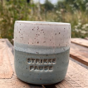 Lyseblå Strikkepause kop. 350 ml. H: 8,5 cm – produktbillede