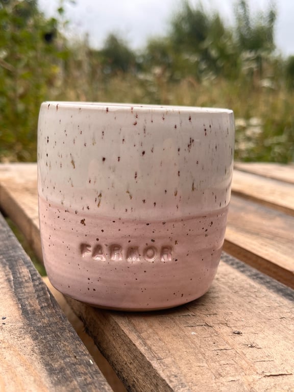 Lyserød farmor kop. 360 ml. H: 8,5 cm