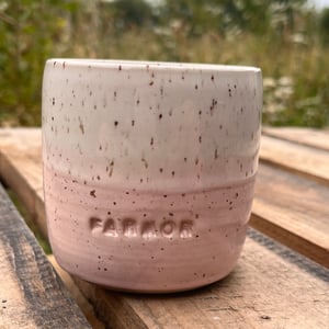 Lyserød farmor kop. 360 ml. H: 8,5 cm – produktbillede