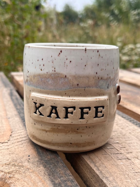 Kaffebønne kop med tekst. 370 ml. H: 9 cm