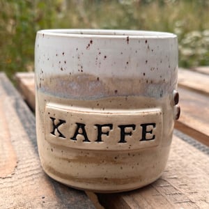 Kaffebønne kop med tekst. 370 ml. H: 9 cm – produktbillede