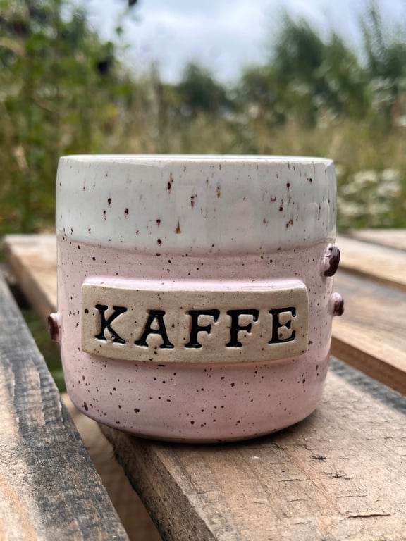 Lyserød kaffebønne kop med tekst. 350 ml. H: 8 cm