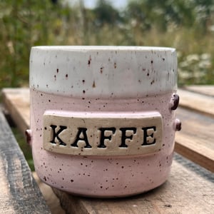 Lyserød kaffebønne kop med tekst. 350 ml. H: 8 cm – produktbillede