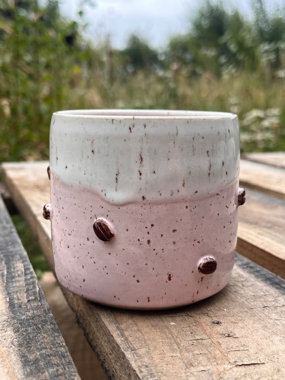 Lyserød kaffebønne kop med tekst. 350 ml. H: 8 cm billede 2