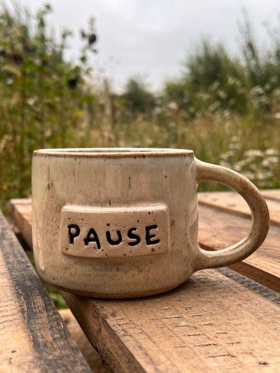 Sandfarvet pause kop. 370 ml. H: 7,5 cm