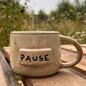 Sandfarvet pause kop. 370 ml. H: 7,5 cm – produktbillede
