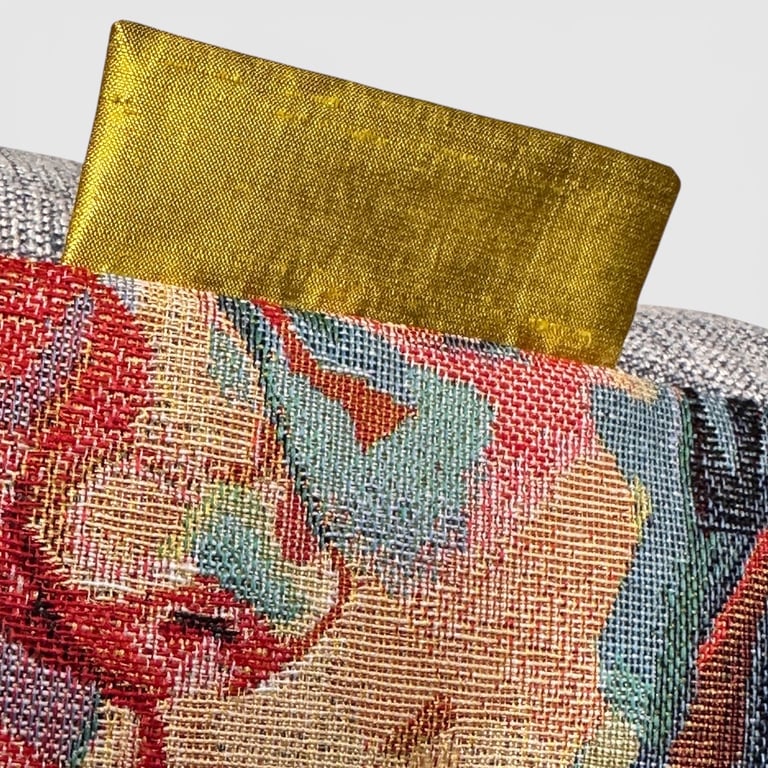 Luxe Cushion… pude med gul/guld silke detalje  billede 2
