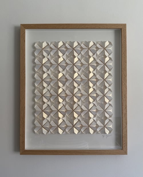 40x50cm, foldet værk, hvid, indrammet 