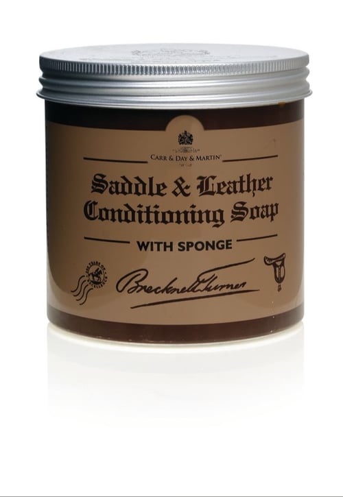 Billede af en rund beholder med låg, mærket "Saddle & Leather Conditioning Soap with Sponge" fra Carr & Day & Martin. (1)
