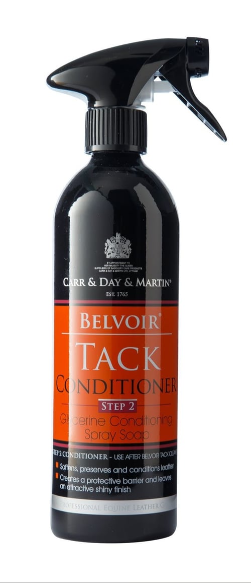 Sort sprayflaske med orange og sort label til Carr & Day & Martin Belvoir Tack Conditioner, et glansgivende plejeprodukt til læder. (1)