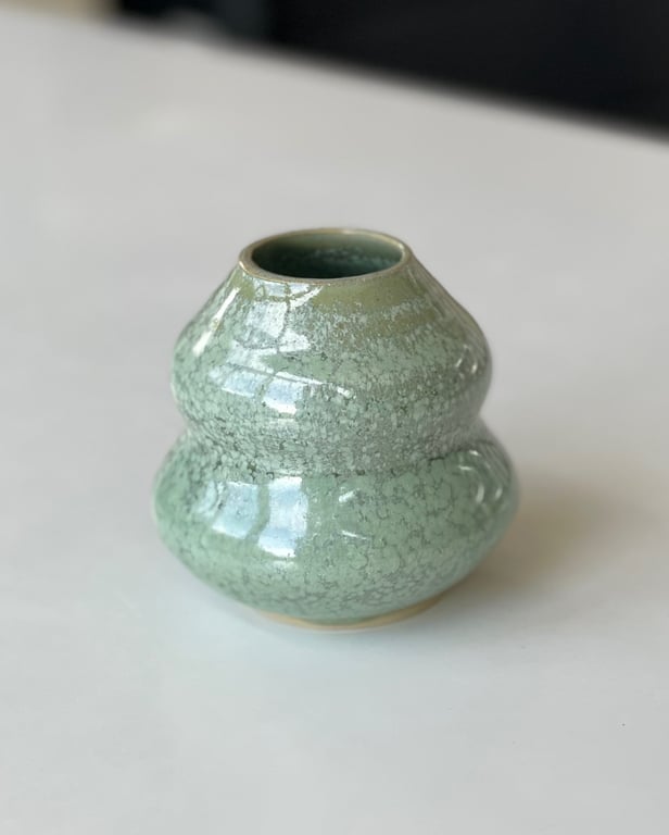 Lille buet vase, kobbergrøn