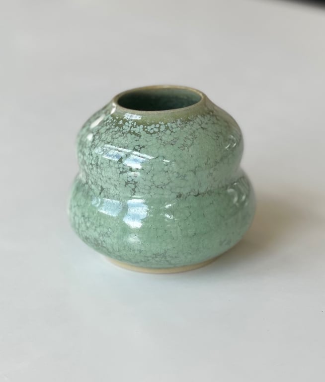Lille buet vase, kobbergrøn