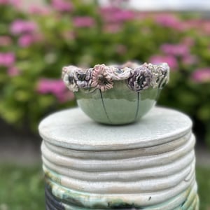 Skål m mange blomster på kant – produktbillede