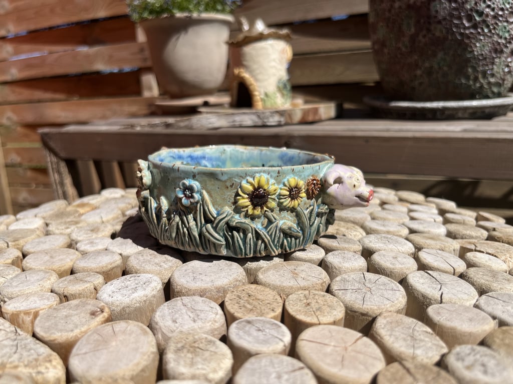 skål med gris og blomster billede 2