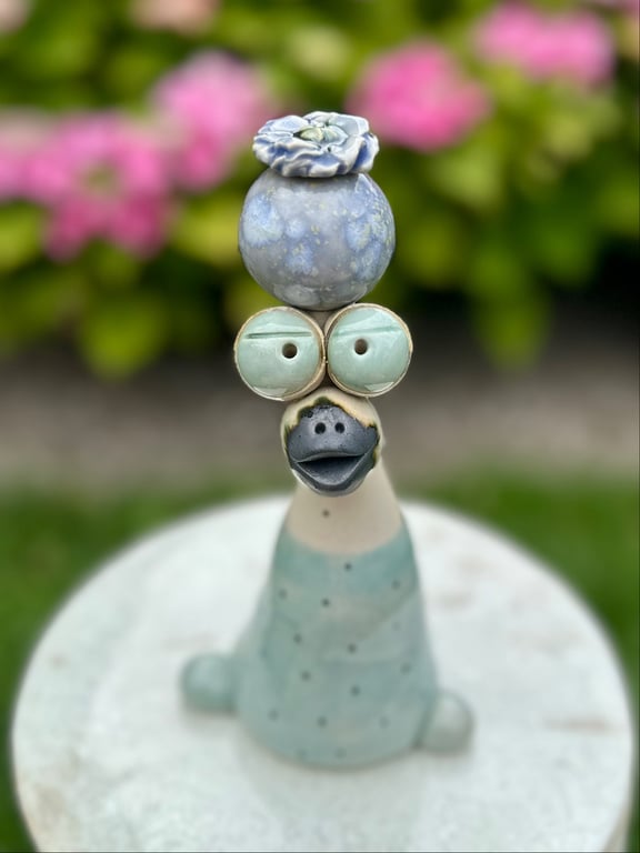 Kæmpe fugl med kugle og blomst billede 3