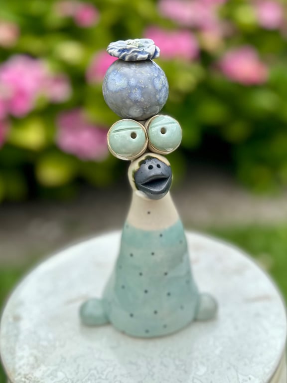 Kæmpe fugl med kugle og blomst billede 2