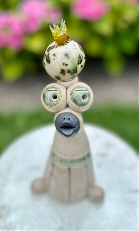 Kæmpe fugl med kugle og glas krone