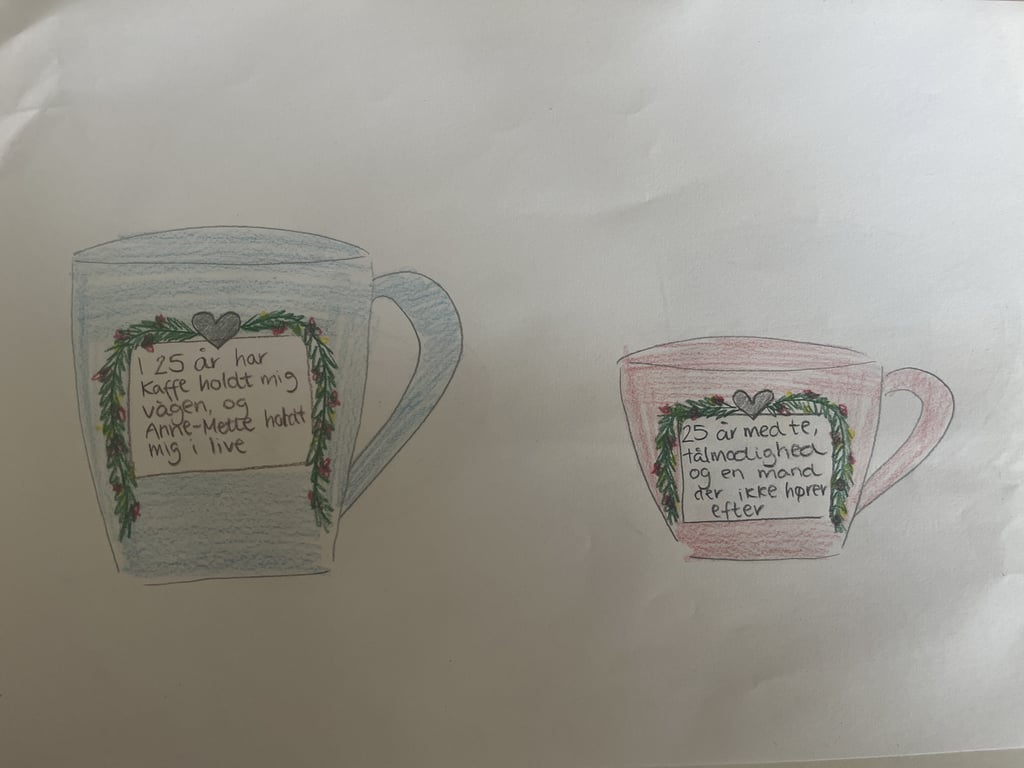To kopper tegnet med farveblyanter på hvidt papir, den venstre er blå med tekst om kaffe og Anke-Mette, den højre er rød med tekst om te, tålmodighed og en mand. Begge kopper har grøn og rød guirlande med hjerte.