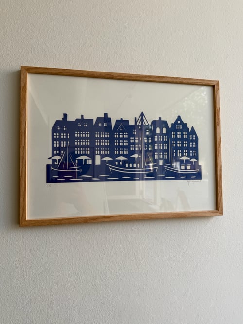 A3, “Nyhavn”, papercut, kongeblå, indrammet  (2)