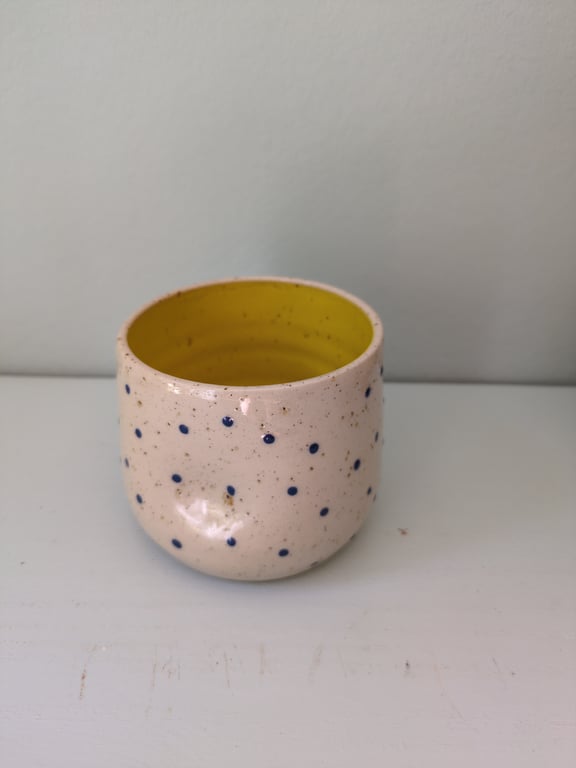 Dimplecup gul med blå prikker 