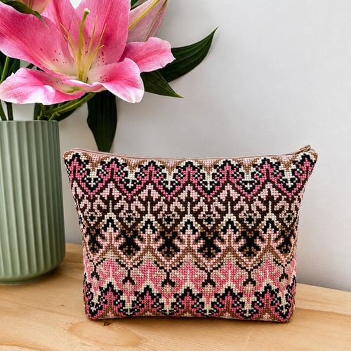 Pink Flora clutch m. bund 2033-3 ca. 27,5 x 18 x 6 cm.