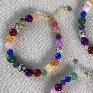 Farvestrålende armbånd  – produktbillede