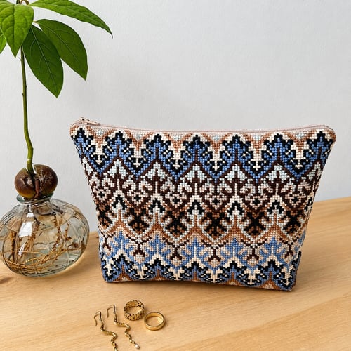 Blå Flora clutch m. bund 2033-4 ca. 27,5 x 18 x 6 cm.