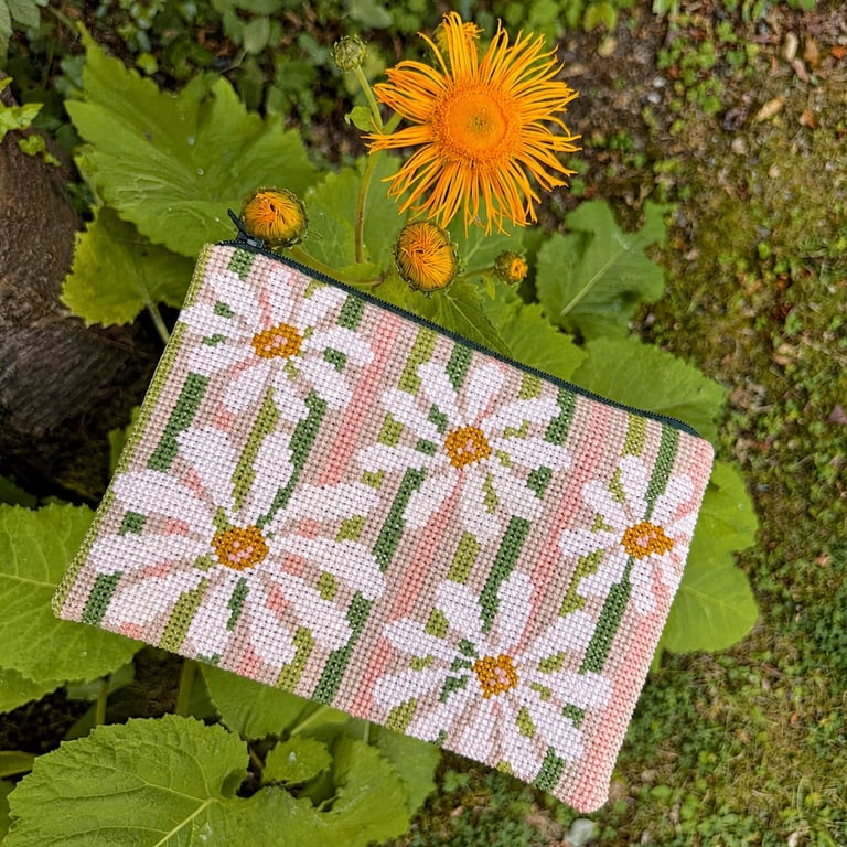 Margueritter på striber 2022-11 Str. 13 x 19 cm.
