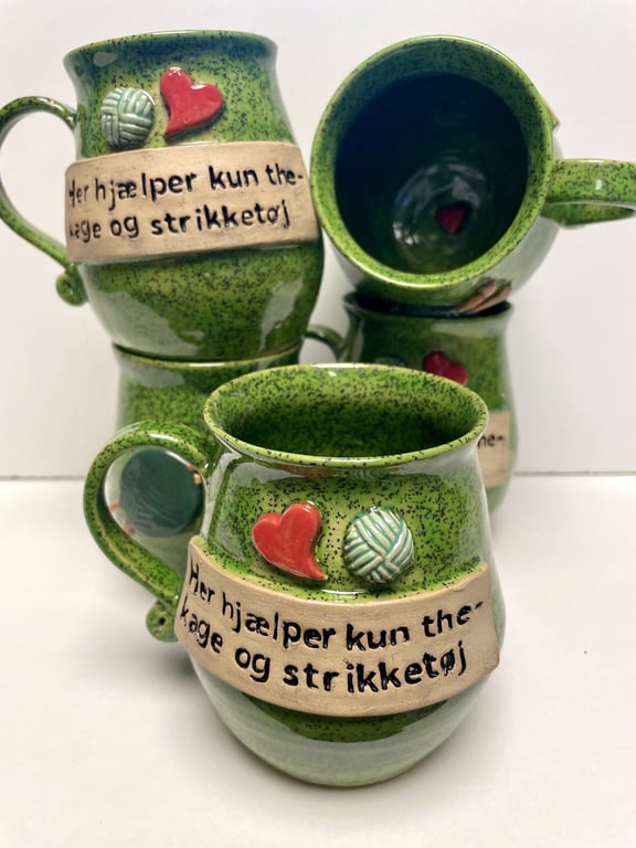 Keramik krus med tekst - Har hjælper kun the- kage og strikketøj billede 3