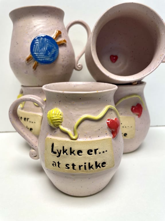 Keramik krus med tekst - Lykke er at strikke billede 3