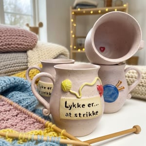 Keramik krus med tekst - Lykke er at strikke – produktbillede