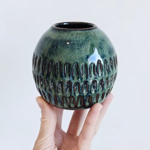 VASE CARVED SEA GREEN – produktbillede