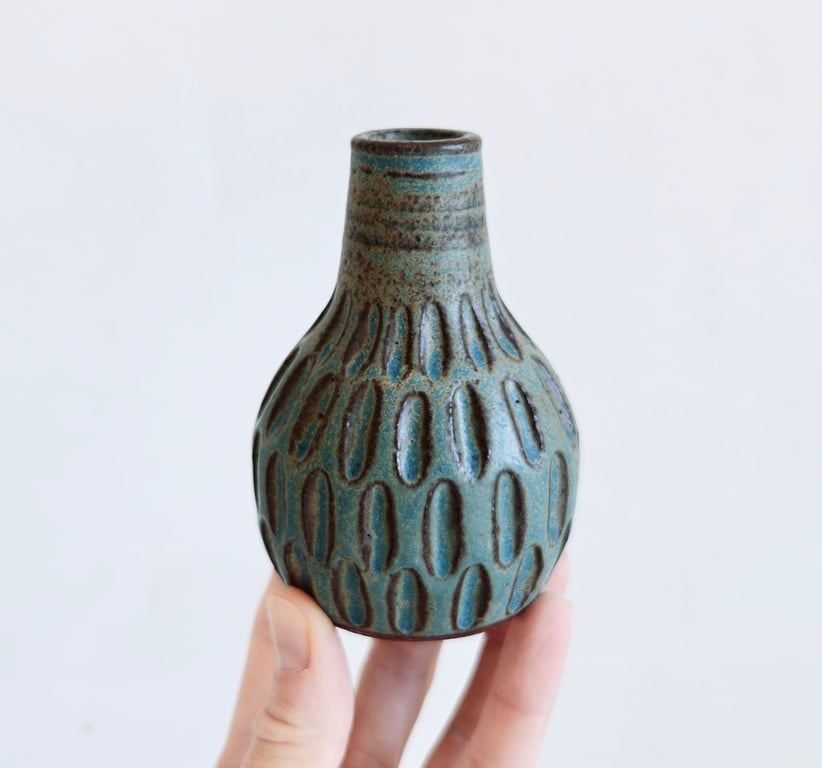 VASE CARVED MAT BLÅ