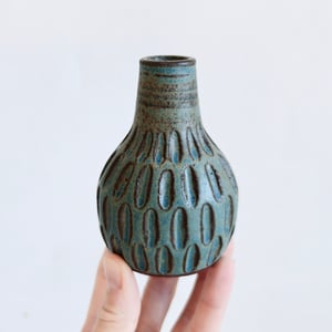 VASE CARVED MAT BLÅ – produktbillede