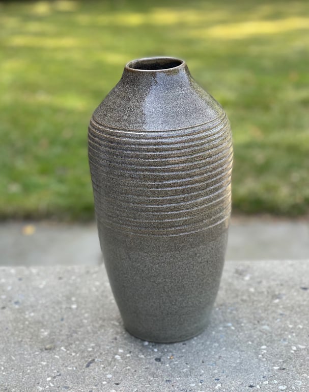 Stor vase i mørkt ler 