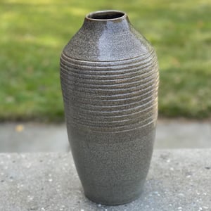 Stor vase i mørkt ler  – produktbillede