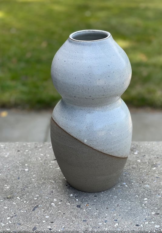 Stor vase i mørkt ler 