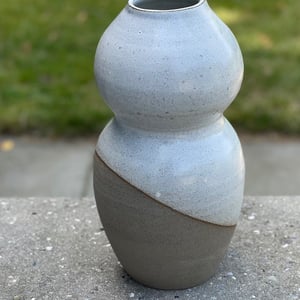 Stor vase i mørkt ler  – produktbillede