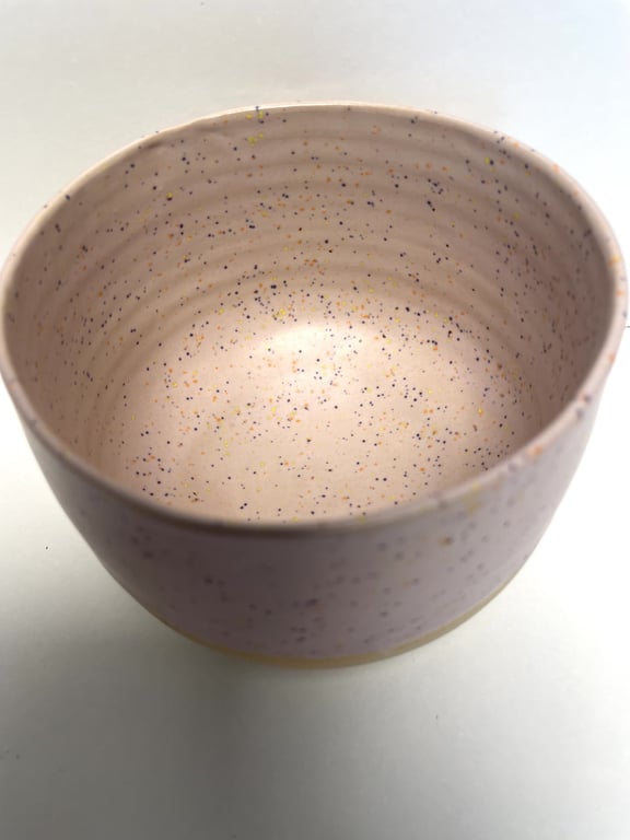 Keramik Skål rosa med små farvede pletter. billede 2