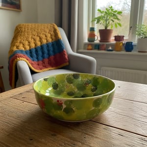Keramik Skål - i grønne farver og en lille fugl. – produktbillede