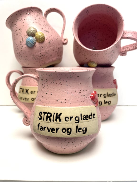 Keramik krus med tekst - Strik er glæde-farver &amp; leg billede 2
