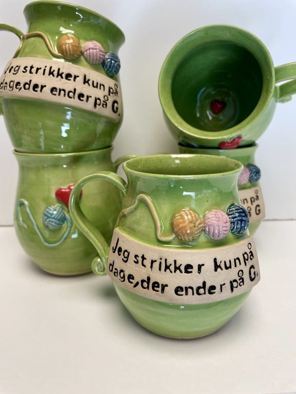 Keramik krus med tekst - Jeg strikker kun på dage der ender på G. billede 2