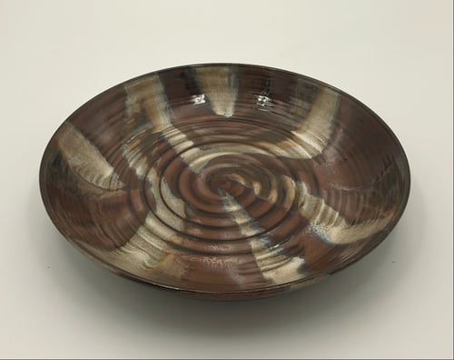 Glaseret keramisk skål med spiralstruktur og mønster i brune, beige og mørke nuancer. (1)