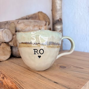 “Ro” håndformet krus. – produktbillede